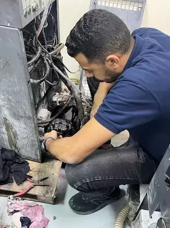 خدمات أوستا لأعمال كهرباء المكيفات وصيانة التوصيلات بواسطة فنيين محترفين في رأس الخيمة